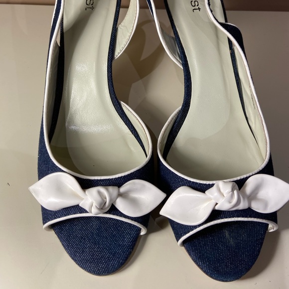 NEW FIRST 3” heels in JEAN with WHITE leather bow - Picture 3 of 4